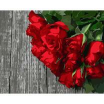 Букет алых роз на столе