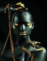 Без бренда «Девушка в черно-золотом макияже» в Пензе в интернет-магазине  Без бренда «Девушка в черно-золотом макияже» в Пензе